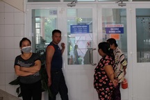 Bệnh viện thu phí người thăm nuôi: “Tận thu” hay “đảm bảo an ninh”?