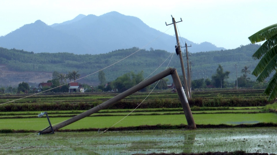 Lốc xoáy làm 80 ngôi nhà tốc mái, hàng chục ngàn hộ dân mất điện - 5