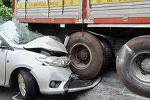 Xe tải tuột dốc, đè nát ô tô tập lái ở Đắk Lắk