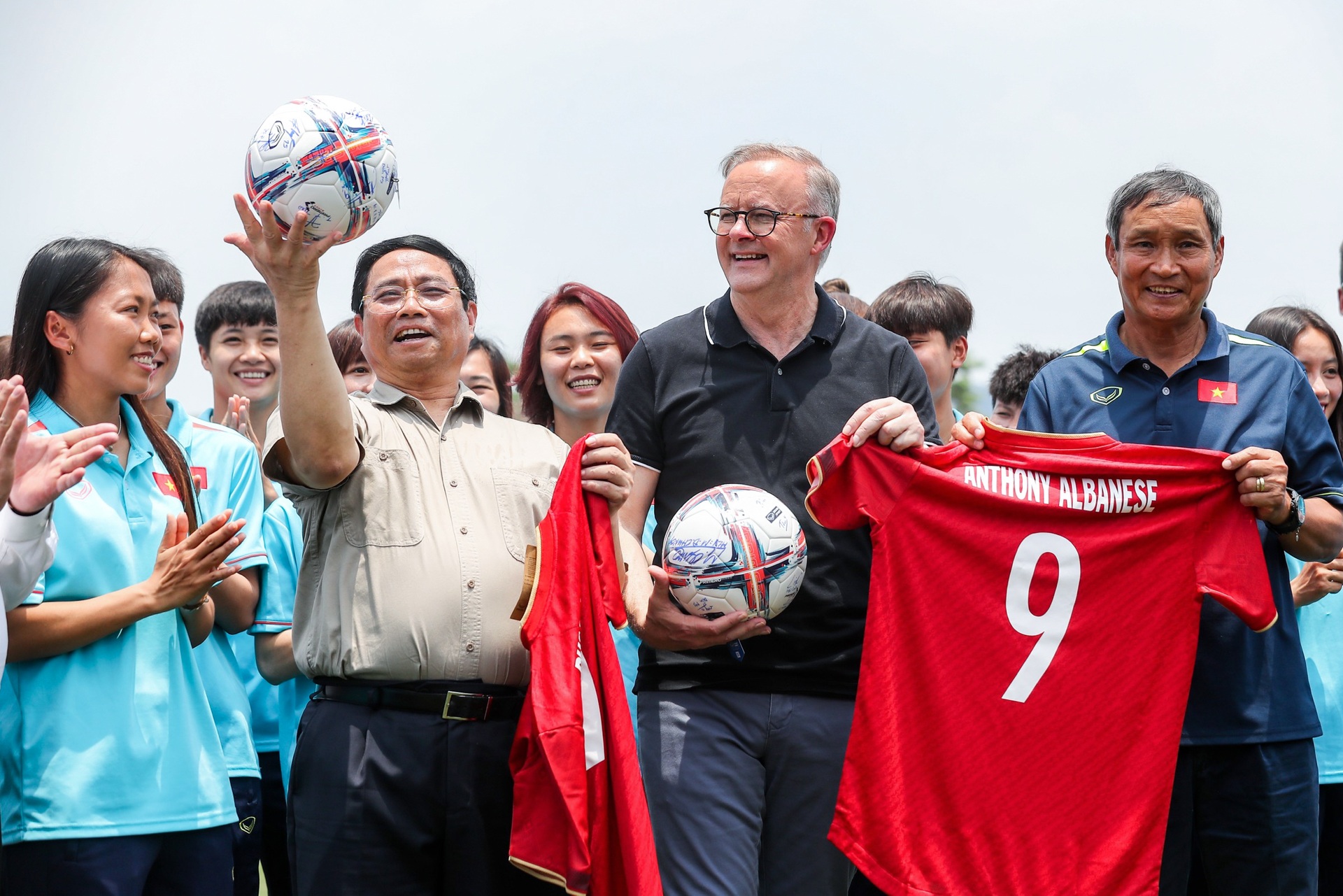 Đội bóng đá nữ tặng áo đấu Thủ tướng Phạm Minh Chính và Thủ tướng Australia - 6 Đội bóng đá nữ tặng áo đấu Thủ tướng Phạm Minh Chính và Thủ tướng Australia - 6