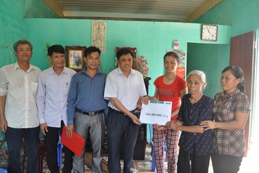Trao hơn 160 triệu đồng đến với gia đình chị Hoàng Thị Huệ