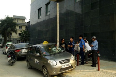 Hà Nội: Thép hộp 5m chọc thủng taxi, tài xế "hút chết"