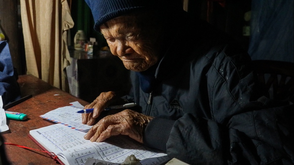 Cụ ông 107 tuổi ngày ngày cuốc đất trồng rau, viết chữ làm thơ - 2 Cụ ông 107 tuổi ngày ngày cuốc đất trồng rau, viết chữ làm thơ - 2