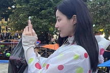 Nữ thần tượng xinh đẹp ở Hàn Quốc mặc áo mưa đi du lịch Hội An