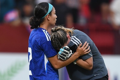 Cầu thủ Philippines gục ngã xuống sân, khóc nức nở sau trận thắng Việt Nam