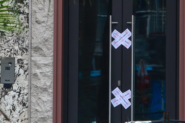 Phố Trúc Bạch ngày đầu bị phong tỏa, cách ly