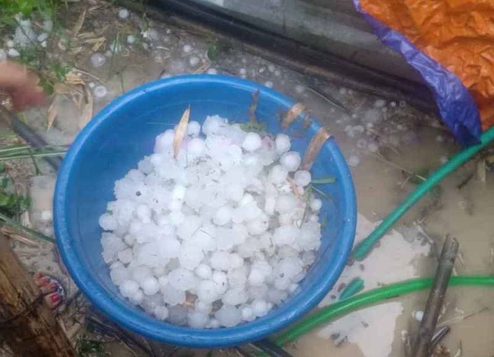 Mưa đá lớn chọc thủng nhiều mái nhà dân - 5