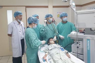 Cứu bệnh nhân nhi người Lào bị xương cá trê găm trong phổi hơn 1 tháng