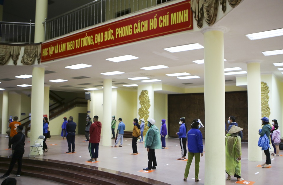 Hà Nội: Nhiều nhà hảo tâm đưa cả xe tải gạo tới cây ATM đặc biệt - 8 Hà Nội: Nhiều nhà hảo tâm đưa cả xe tải gạo tới cây ATM đặc biệt - 8
