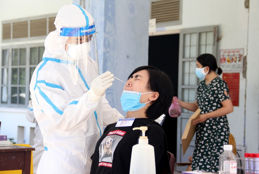 Đà Nẵng: Hơn 40 thí sinh mặc đồ bảo hộ kín mít đến làm thủ tục thi - 9 Đà Nẵng: Hơn 40 thí sinh mặc đồ bảo hộ kín mít đến làm thủ tục thi - 9