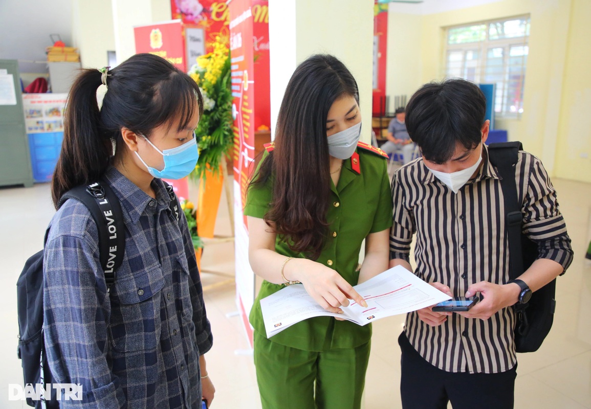 Người dân ngồi tại nhà thao tác thực hiện thủ tục hành chính - 2 Người dân ngồi tại nhà thao tác thực hiện thủ tục hành chính - 2