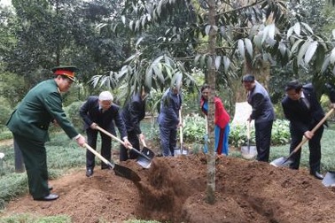 Tổng Bí thư dâng hương tưởng niệm Chủ tịch Hồ Chí Minh tại Khu di tích K9