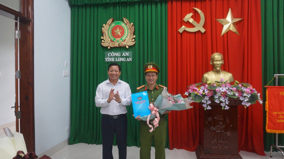 Khen thưởng ban chuyên án triệt phá vụ vận chuyển 16kg ma tuý - 2 Khen thưởng ban chuyên án triệt phá vụ vận chuyển 16kg ma tuý - 2