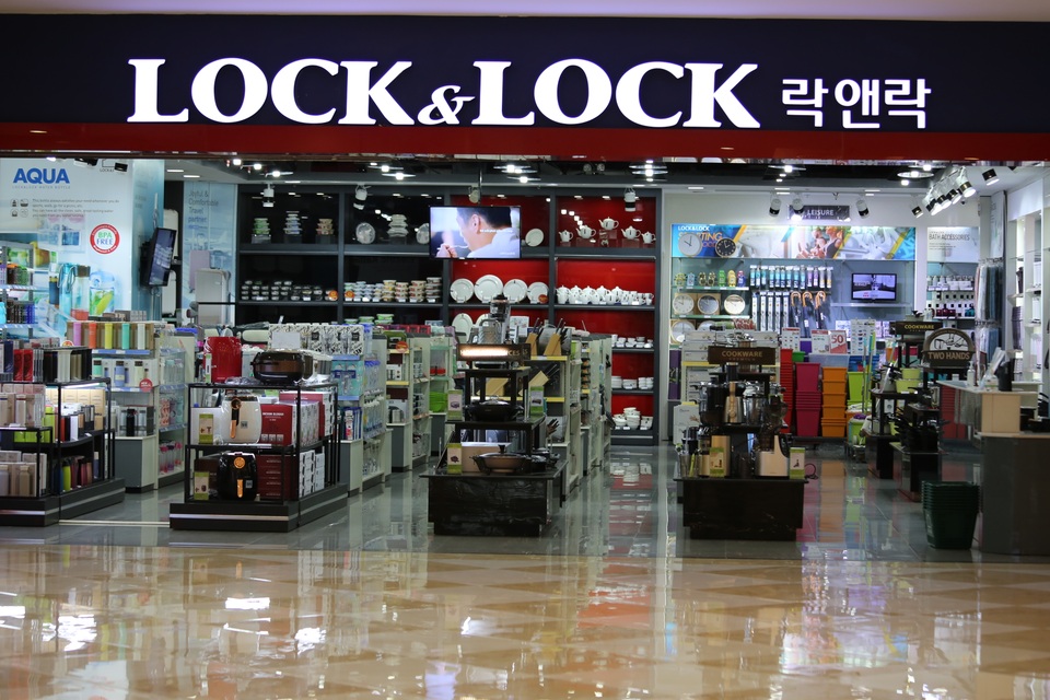 Hà Nội: Trung tâm thương mại vắng khách như đang.... cách ly xã hội! - 5 Hà Nội: Trung tâm thương mại vắng khách như đang.... cách ly xã hội! - 5