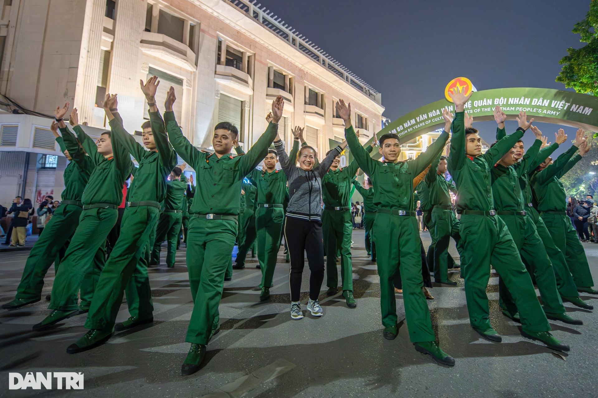 Người dân giao lưu biểu diễn sôi nổi cùng hàng trăm chiến sĩ trên phố đi bộ - 9 Người dân giao lưu biểu diễn sôi nổi cùng hàng trăm chiến sĩ trên phố đi bộ - 9