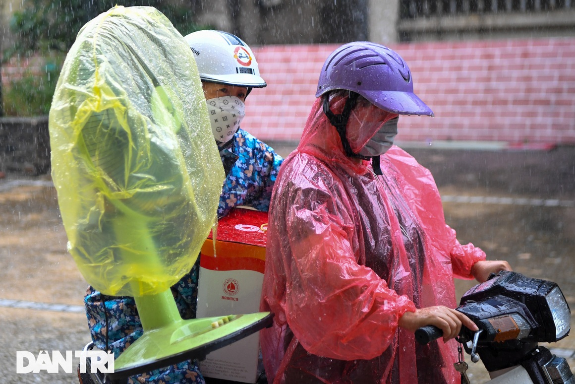 Đón 85 công dân phường Thanh Xuân Trung trở về nhà sau hơn 20 ngày cách ly - 12 Đón 85 công dân phường Thanh Xuân Trung trở về nhà sau hơn 20 ngày cách ly - 12