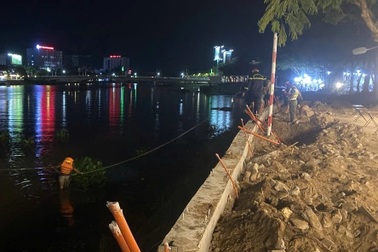 Hai bé trai bị đuối nước trên rạch Long Xuyên