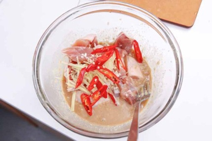 Nắng nóng làm ngay món gà hấp ăn tối thơm mềm lại không phải nấu nướng nhiều - Ảnh 5. Nắng nóng làm ngay món gà hấp ăn tối thơm mềm lại không phải nấu nướng nhiều - Ảnh 5.