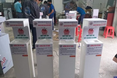 Nhóm giáo viên chế tạo máy rửa tay sát khuẩn tự động tặng các đơn vị