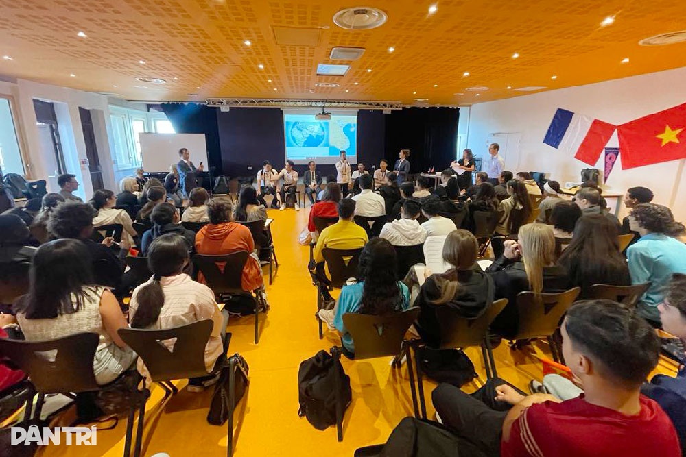 นักเรียนฝรั่งเศสแบ่งปันความยากลำบากกับเพื่อนร่วมชั้นเรียนชาวเวียดนามเนื่องจากพายุและน้ำท่วม - 2 Học sinh Pháp chia sẻ khó khăn với bạn học Việt Nam vì bão lũ - 2