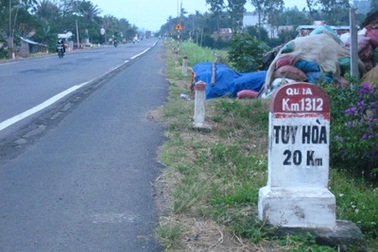 Hai cột “20km Tuy Hòa” liên tiếp nhau