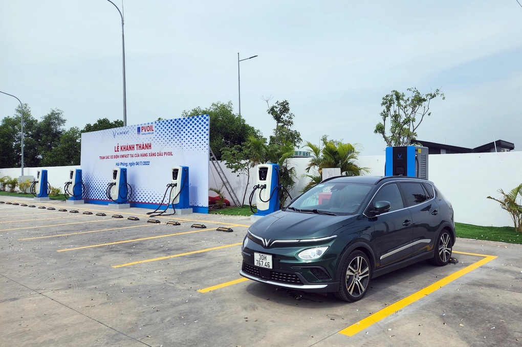 Khánh thành trạm sạc xe điện VinFast đầu tiên tại cửa hàng xăng dầu PVOIL - 2 Khánh thành trạm sạc xe điện VinFast đầu tiên tại cửa hàng xăng dầu PVOIL - 2