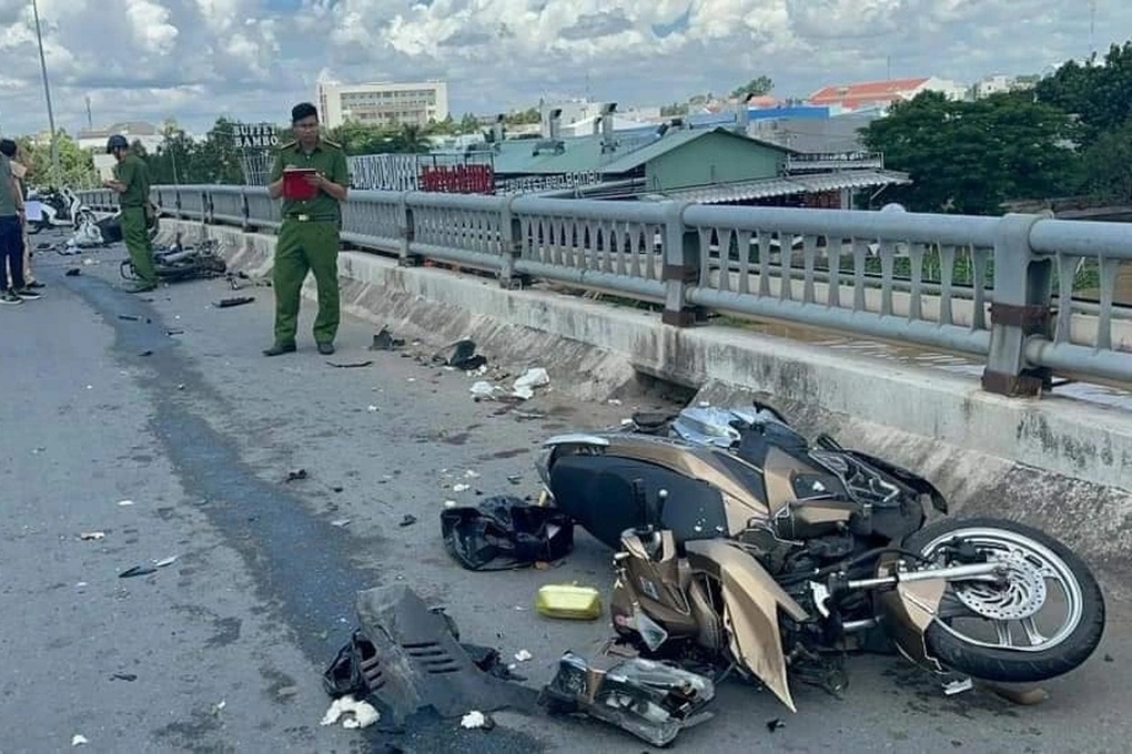 Ô tô tông văng nhiều xe máy trên cầu dẫn vào khu phố đại gia ở Cần Thơ - 2 Ô tô tông văng nhiều xe máy trên cầu dẫn vào khu phố đại gia ở Cần Thơ - 2