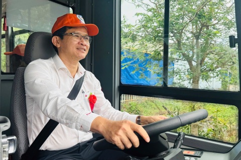 Chủ tịch Côn Đảo cầm lái tuyến xe buýt điện đầu tiên tại đặc khu