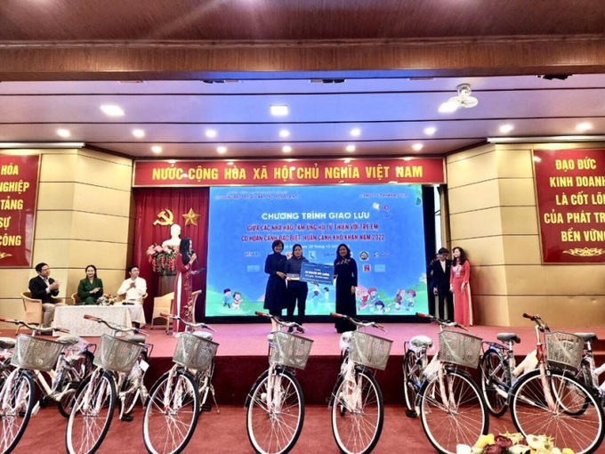 Thứ trưởng Bộ LĐTB&XH Nguyễn Thị Hà và đại biểu trao tặng kinh phí hỗ trợ và quà cho em Nguyễn Viết Cường.