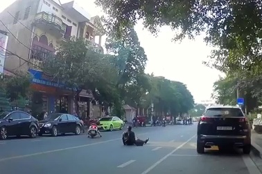 “Ninja Lead" hạ gục người đi bộ lững thững giữa đường