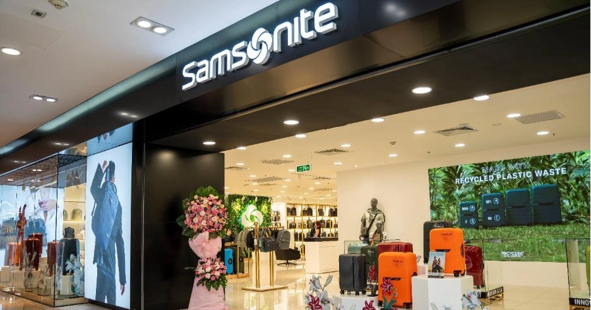 Khách hàng đến mua sắm và trải nghiệm cửa hàng Flagship lớn nhất Đông Nam Á của Samsonite tại Vincom Center Đồng Khởi.