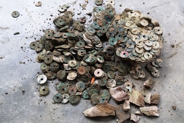 Phát hiện hũ tiền cổ nặng gần 10kg trong vườn nhà