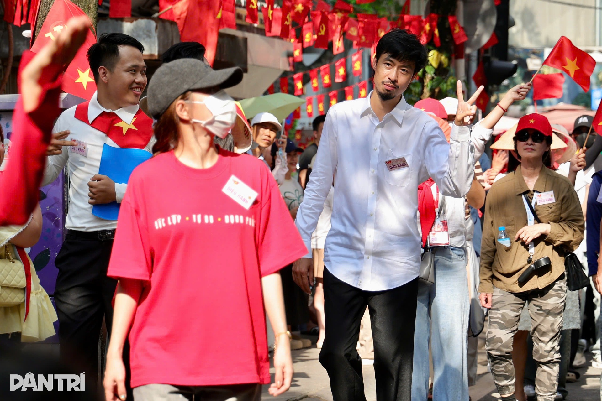 Nghệ sĩ tập A80: Đen Vâu, Hoàng Thuỳ Linh rạng rỡ, Lan Hương U70 vẫn sung - 3