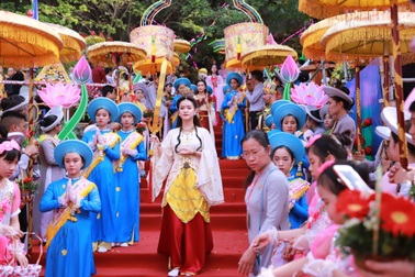 Hàng vạn người dân, du khách náo nức dự lễ hội Quán Thế Âm