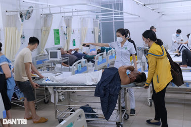 Đêm trực "sống - chết" của bác sĩ cấp cứu: "Con người, đâu phải cái máy"