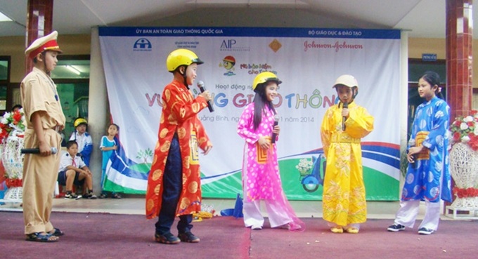 Một buổi tuyên truyền về pháp luật an toàn giao thông bằng hình thức sân khấu hóa của các em học sinh tiểu học.