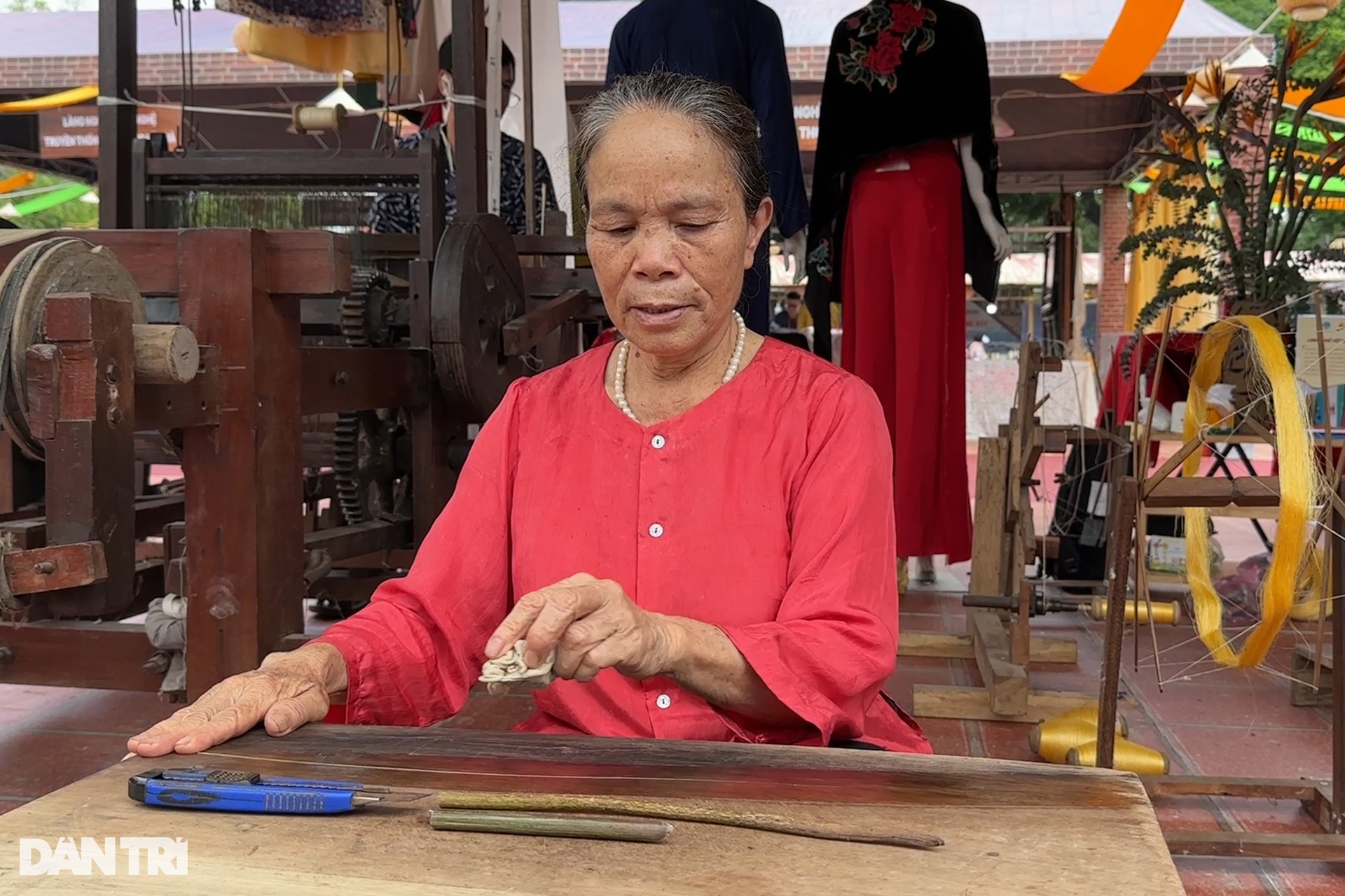 Các nữ nghệ nhân dân tộc thiểu số trổ tài se tơ, dệt vải giữa Thủ đô - 8 Các nữ nghệ nhân dân tộc thiểu số trổ tài se tơ, dệt vải giữa Thủ đô - 8