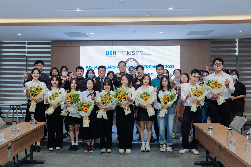 Chứng khoán KIS trao học bổng cho sinh viên với tổng giá trị 600 triệu đồng - 4 Chứng khoán KIS trao học bổng cho sinh viên với tổng giá trị 600 triệu đồng - 4