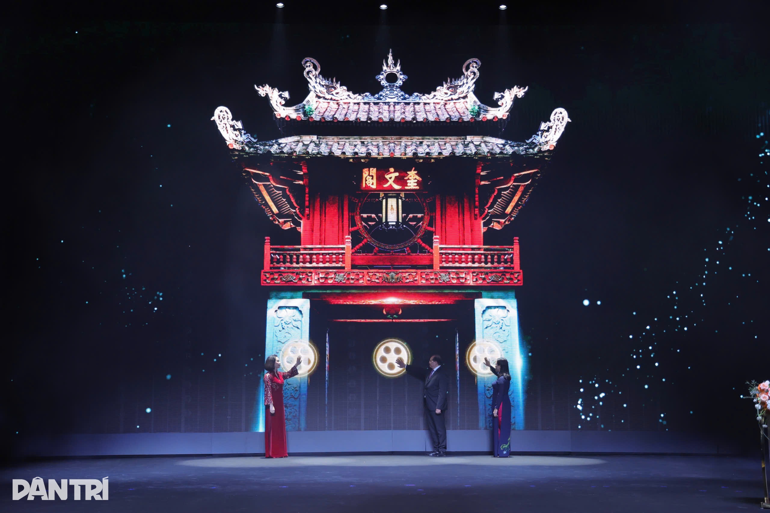 Chai Long Vu luce elegante y Khanh Ly radiante en la alfombra roja del Festival Internacional de Cine de Hanoi - 13 Chải Long Vũ bảnh bao, Khánh Ly rạng rỡ trên thảm đỏ LHP Quốc tế Hà Nội - 13