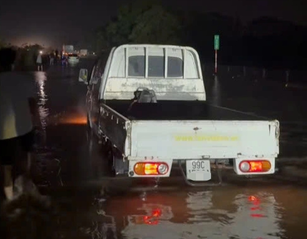 Nước lũ dâng cao tràn lên cao tốc Hà Nội - Thái Nguyên - 1 Nước lũ dâng cao tràn lên cao tốc Hà Nội - Thái Nguyên - 1