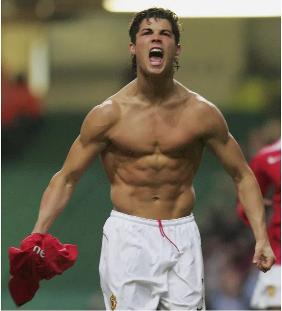 C.Ronaldo gây sốt với những kiểu đầu phá cách theo từng năm tháng - 5 C.Ronaldo gây sốt với những kiểu đầu phá cách theo từng năm tháng - 5