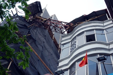 Hà Nội: Gẫy cẩu xây dựng, 3 xe máy bẹp dúm