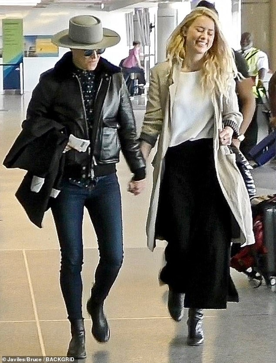 Amber Heard tay trong tay hạnh phúc với bạn gái ở sân bay - 2 Amber Heard tay trong tay hạnh phúc với bạn gái ở sân bay - 2