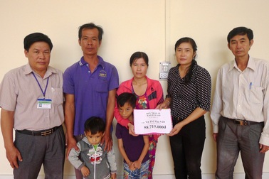 Trao hơn 58 triệu đồng đến bé "10 tuổi nặng 12kg”