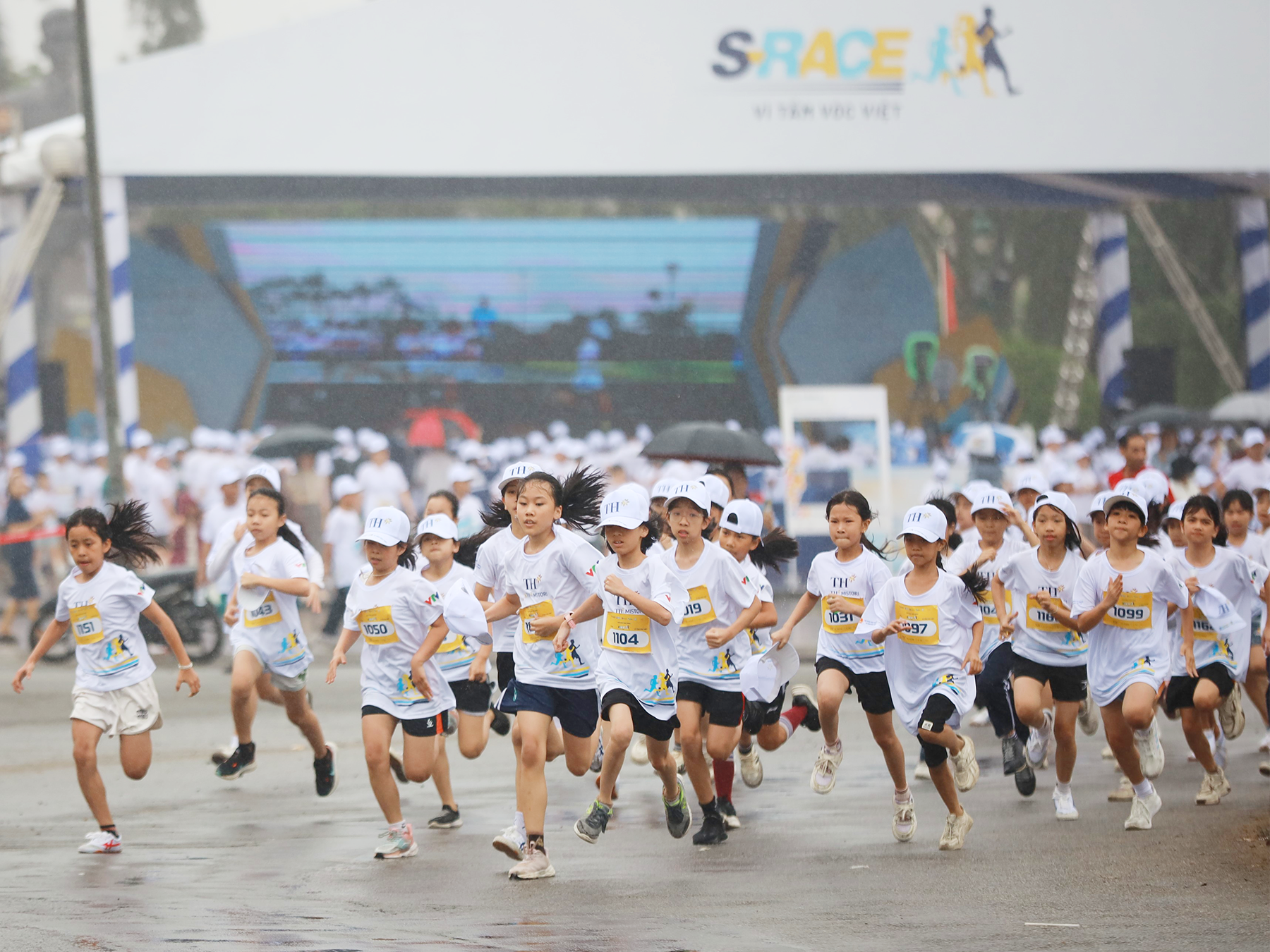 S-Race Hà Tĩnh 2025: Tập đoàn TH viết tiếp khát vọng Vì tầm vóc Việt - 2 S-Race Hà Tĩnh 2025: Tập đoàn TH viết tiếp khát vọng Vì tầm vóc Việt - 2
