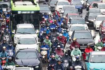 Người đi đường vất vả di chuyển trong ngày mưa rét ở Hà Nội