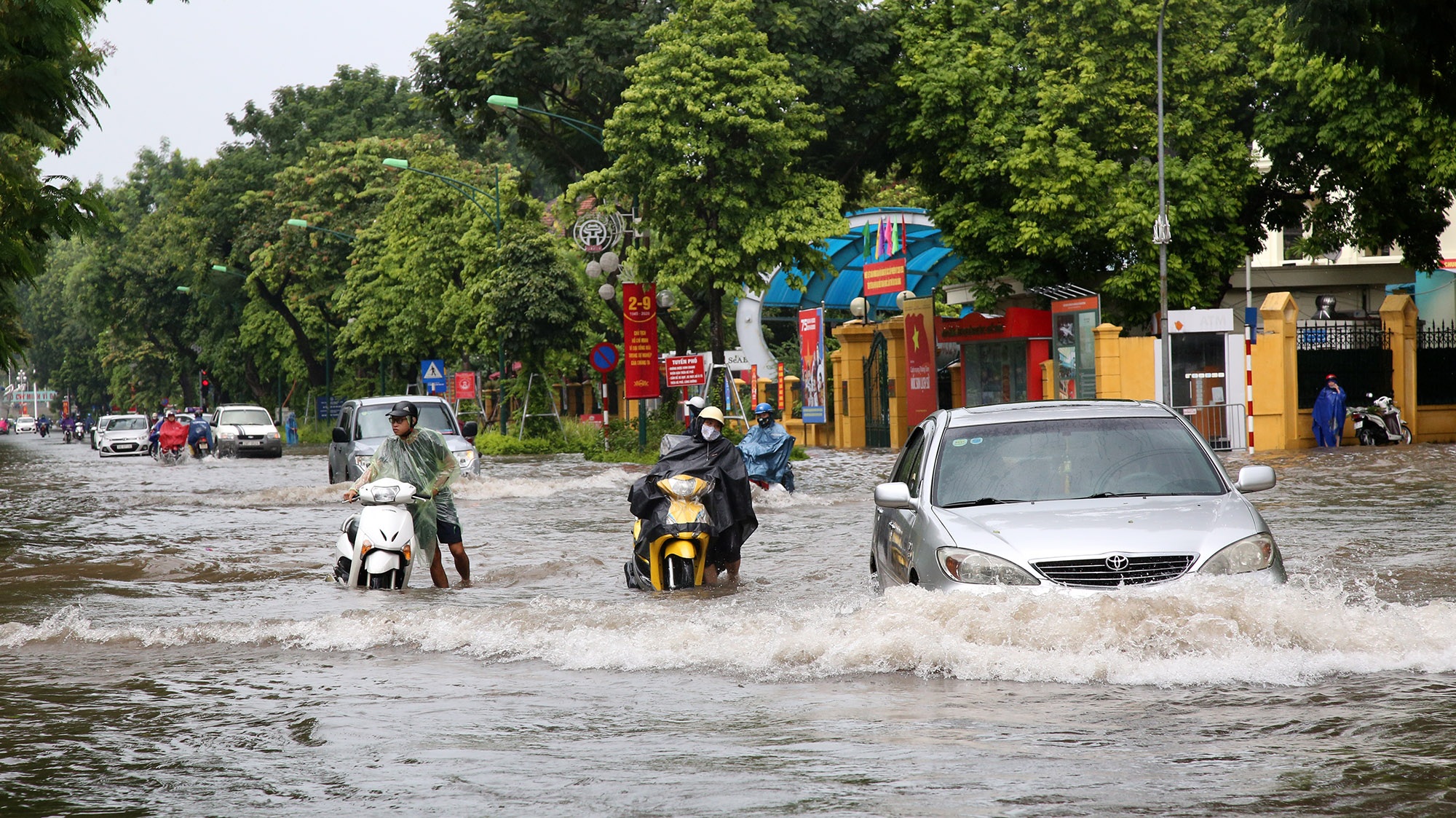 Phố ngập thành sông, người dân Hà Nội hì hục tát nước - 1 Phố ngập thành sông, người dân Hà Nội hì hục tát nước - 1