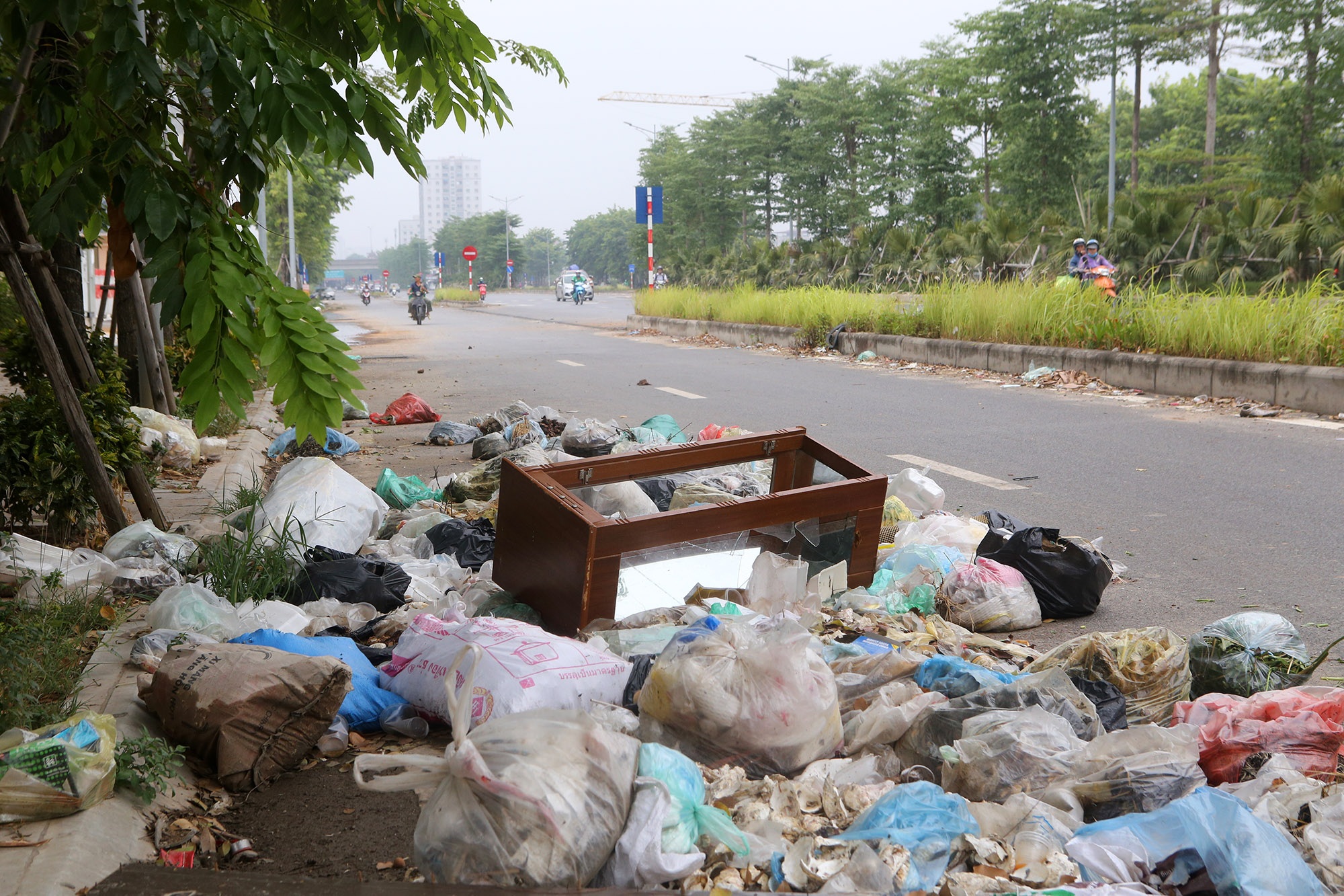 Rác ngổn ngang dọc tuyến đường nghìn tỷ giữa trung tâm Hà Nội - 6 Rác ngổn ngang dọc tuyến đường nghìn tỷ giữa trung tâm Hà Nội - 6