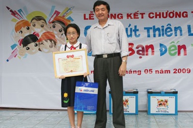 Góp bút dành tặng hơn 180 triệu đồng cho học sinh nghèo 