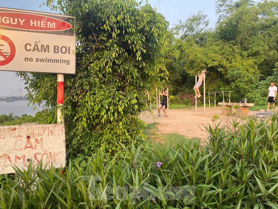 Bãi biển tự phát khổng lồ ngay dưới chân cầu Thăng Long - 16 Bãi biển tự phát khổng lồ ngay dưới chân cầu Thăng Long - 16